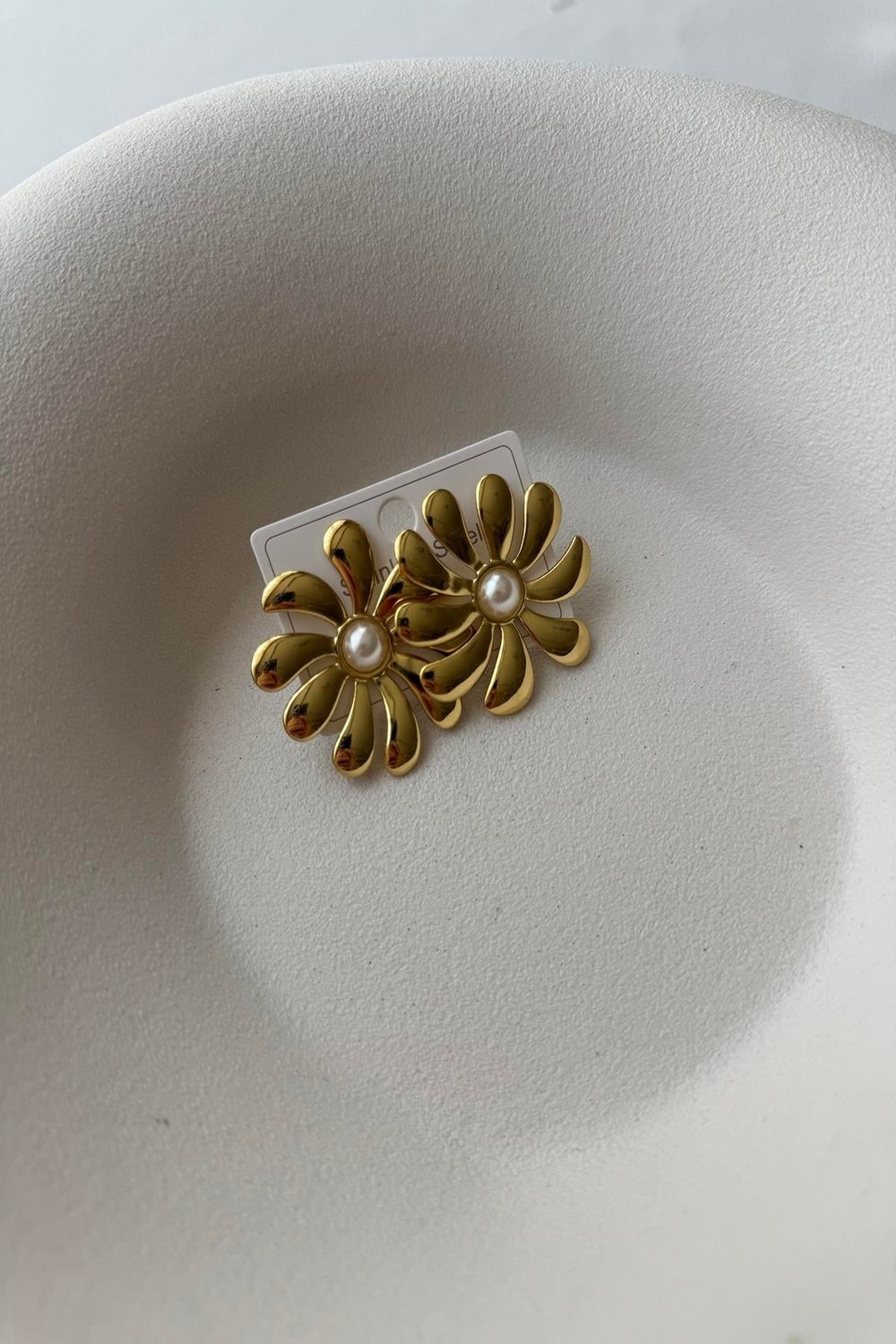 İNCİLİ ÇİÇEK ÇELİK KÜPE GOLD