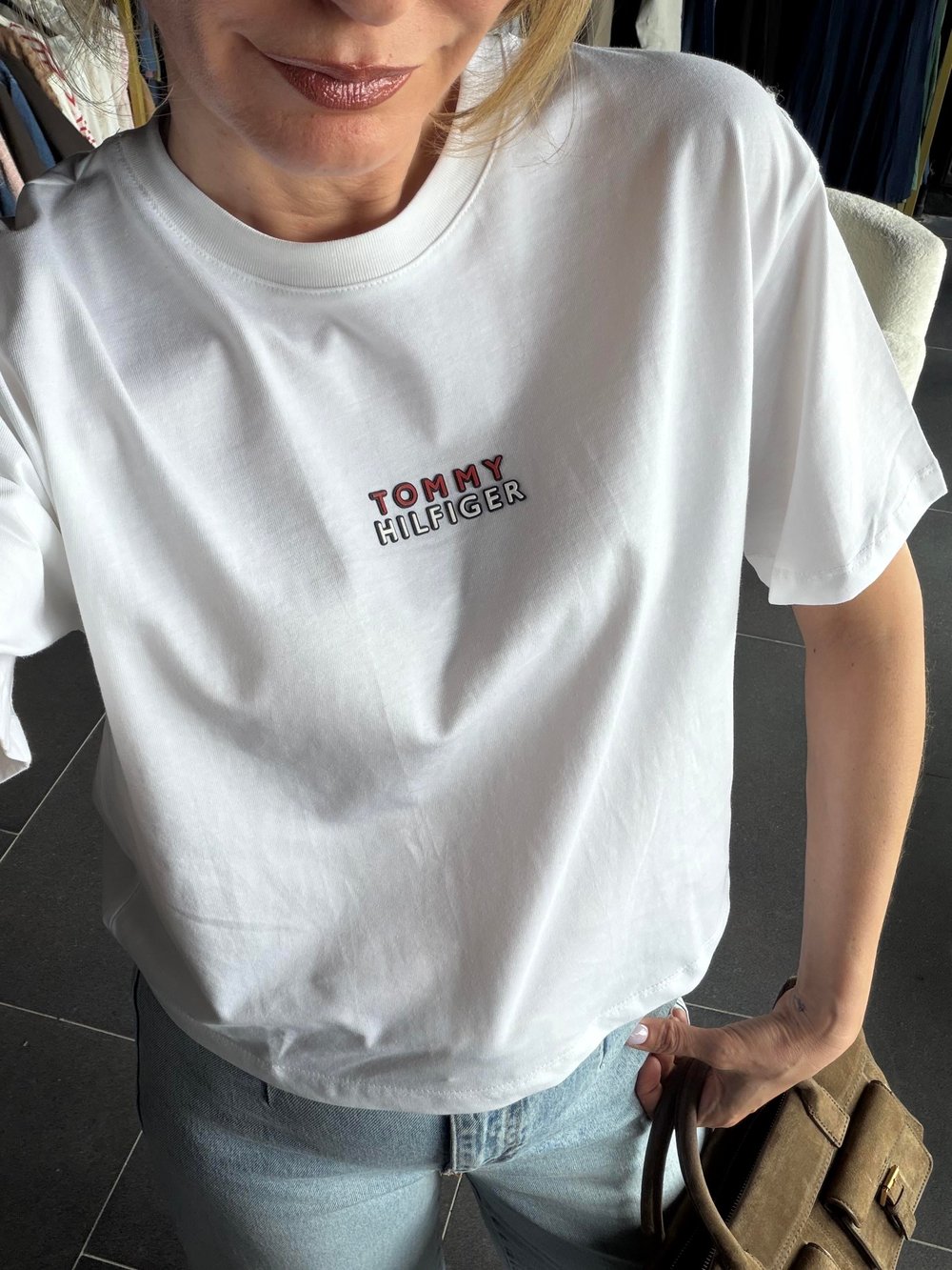 Minimal Kabartma Logolu Beyaz Tshirt