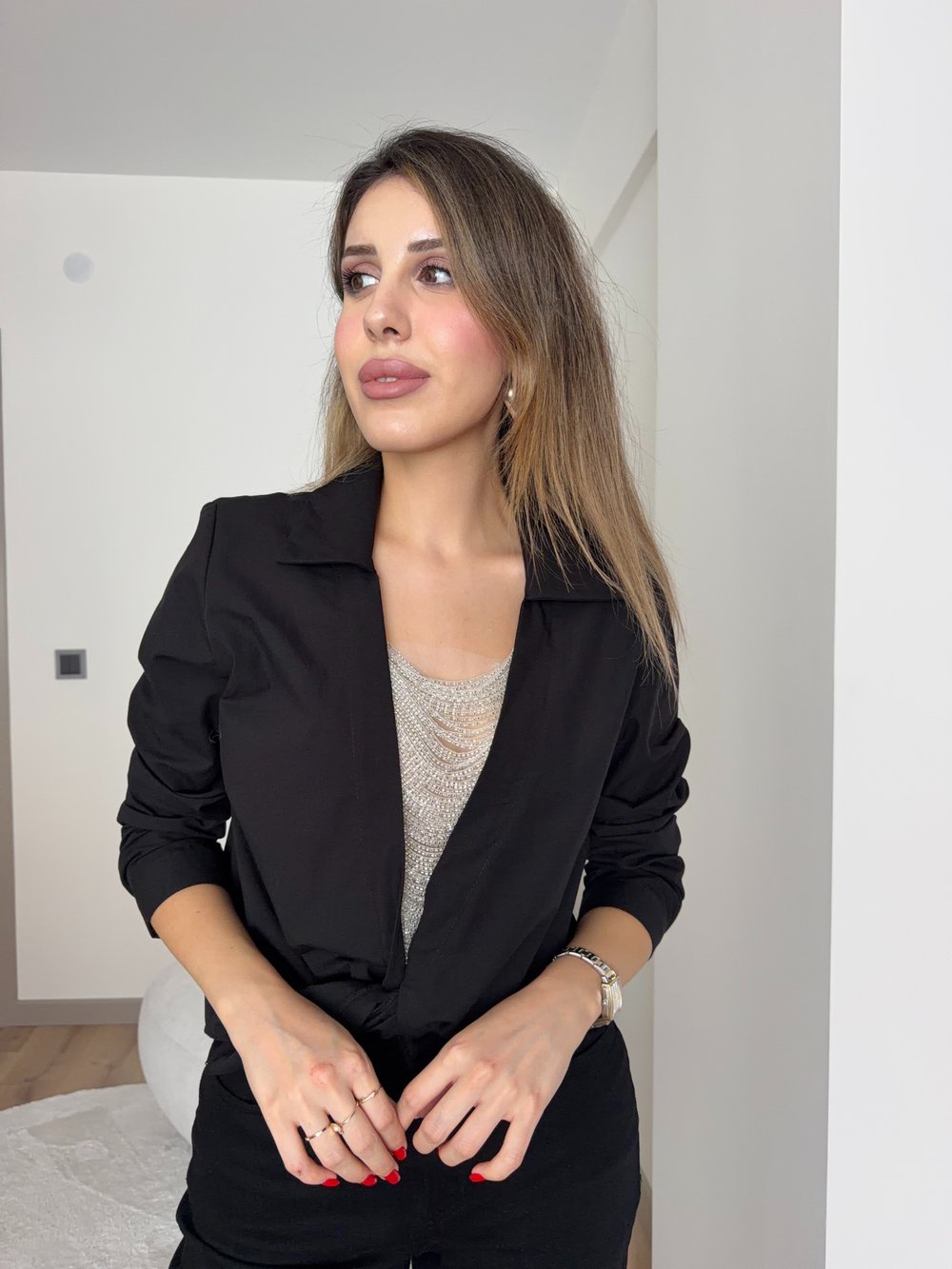 TAŞ DETAYLI SİYAH GÖMLEK