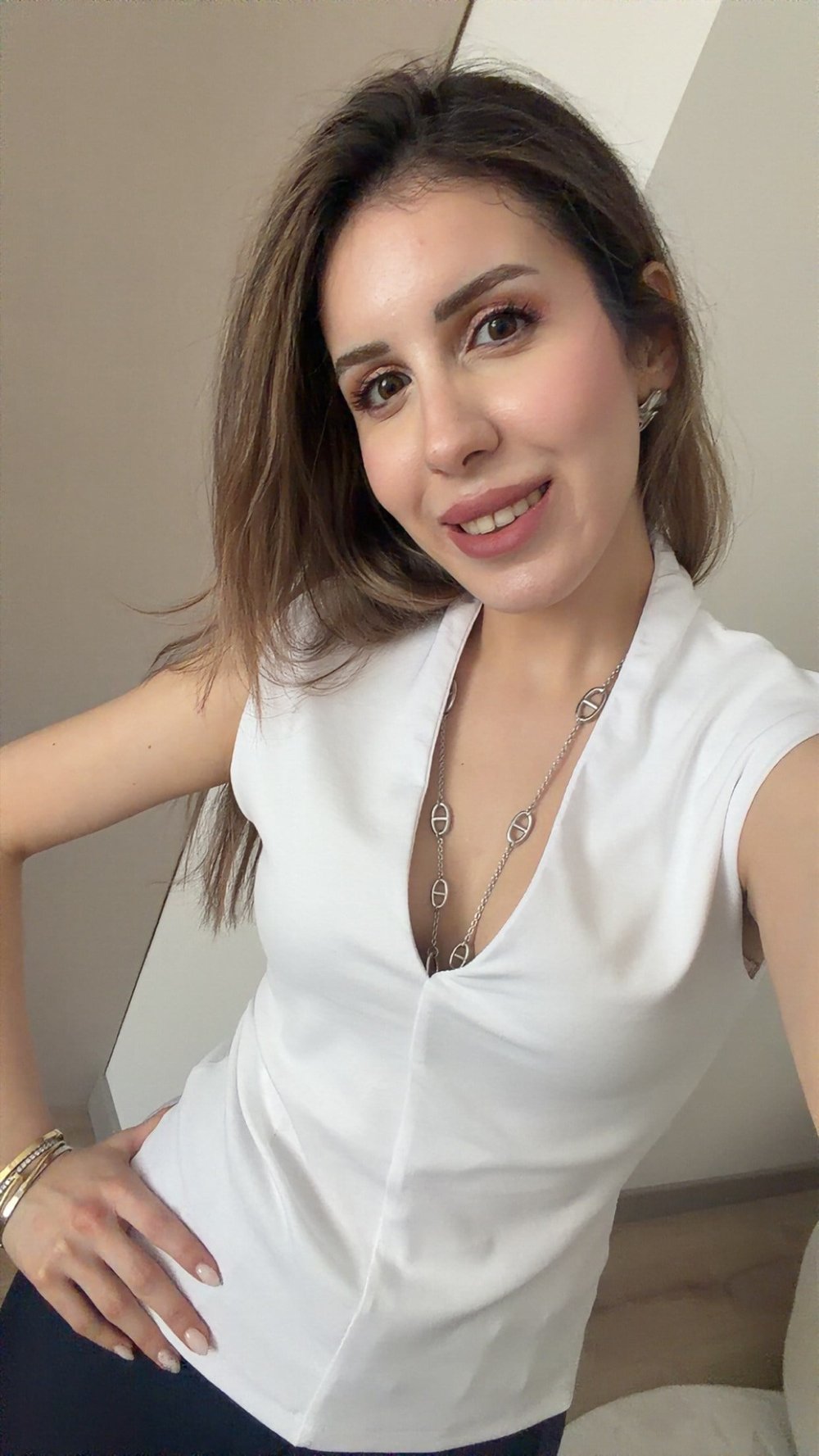V YAKA MARKA MODEL BEYAZ BLUZ