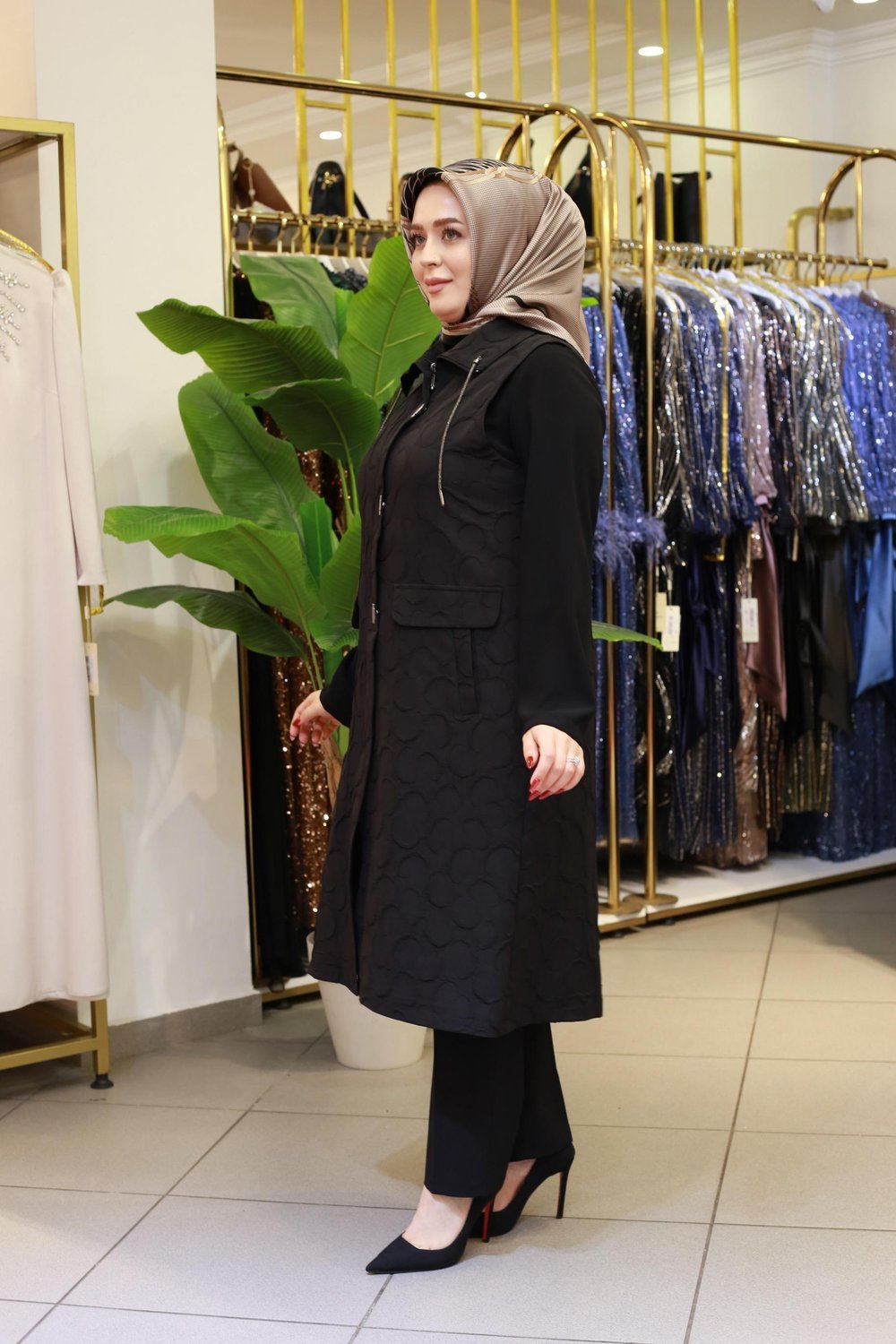 1102 KOD KENDİNDEN DESENLİ MEVSİMLİK KAPİTONE YELEK SİYAH