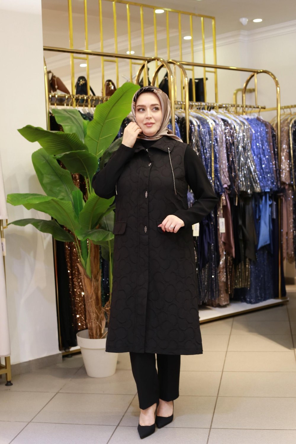 1102 KOD KENDİNDEN DESENLİ MEVSİMLİK KAPİTONE YELEK SİYAH