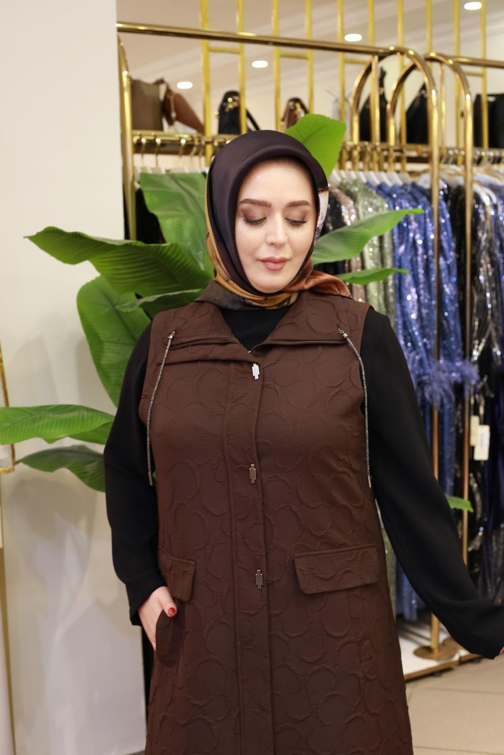 1102 KOD KENDİNDEN DESENLİ MEVSİMLİK KAPİTONE YELEK KAHVERENGİ