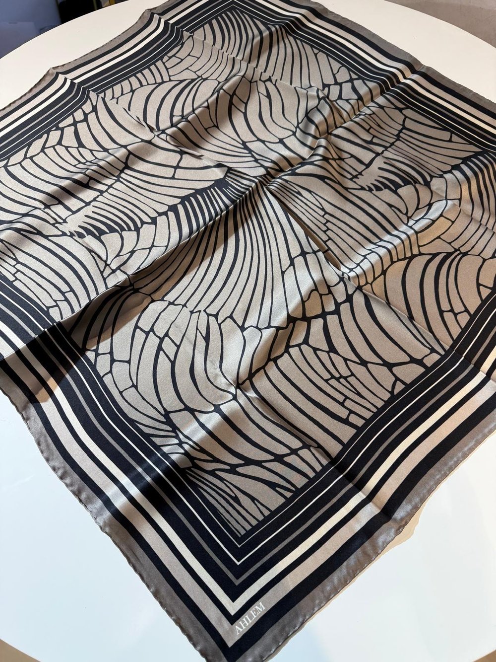 15809/07 KOD ÇİZGİ DESEN AHLEM SAF İPEK EŞARP VİZON