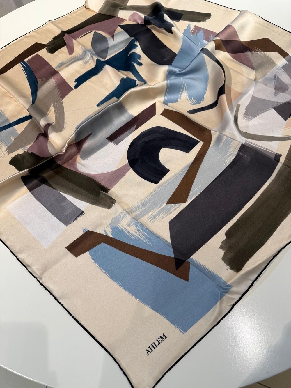 15812/7 KOD FIRÇA DESEN AHLEM SAF İPEK EŞARP MAVİ