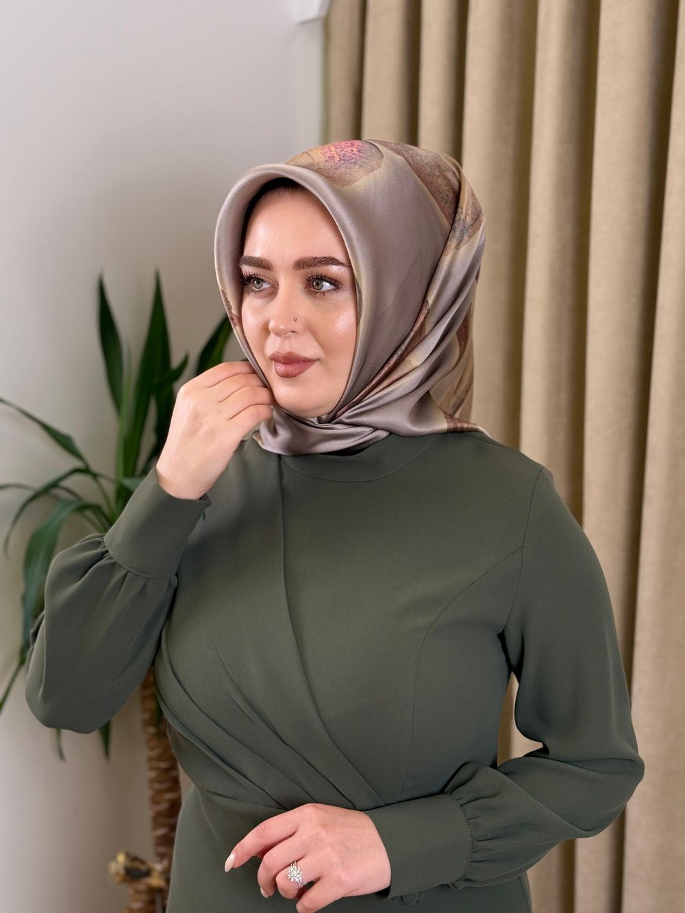 7995701/351 KOD RENKLİ AKER SAF İPEK EŞARP YEŞİL