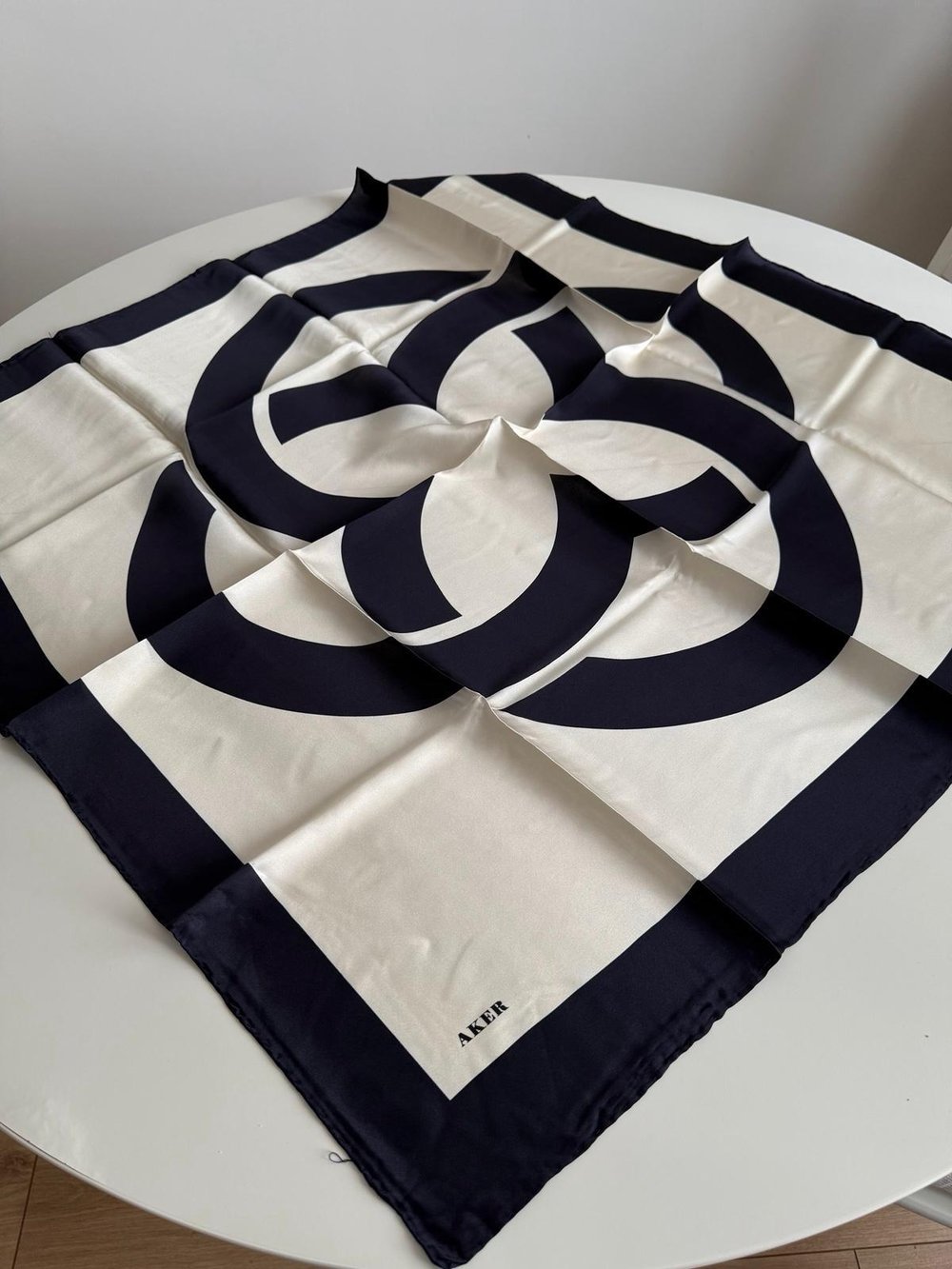 8800701/324 KOD AKER LOGO DESENLİ SAF İPEK EŞARP BEJ