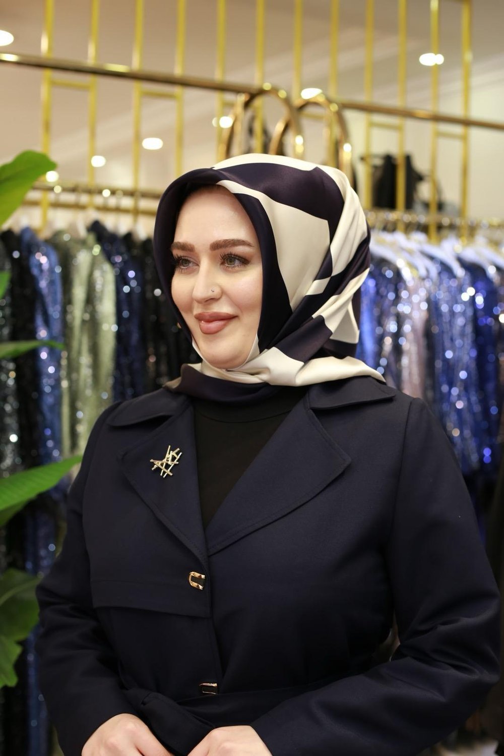 8800701/324 KOD AKER LOGO DESENLİ SAF İPEK EŞARP BEJ