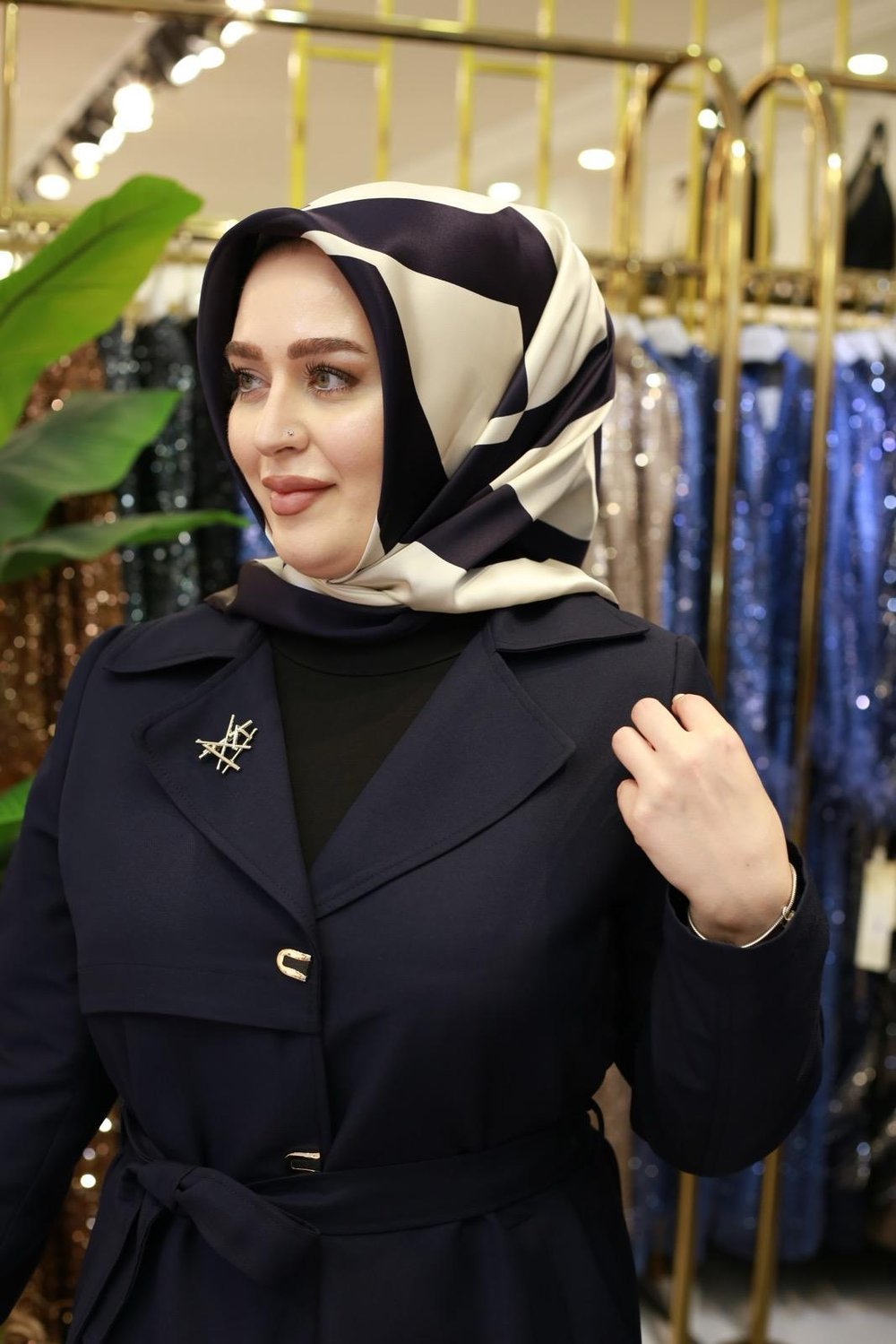 8800701/324 KOD AKER LOGO DESENLİ SAF İPEK EŞARP BEJ