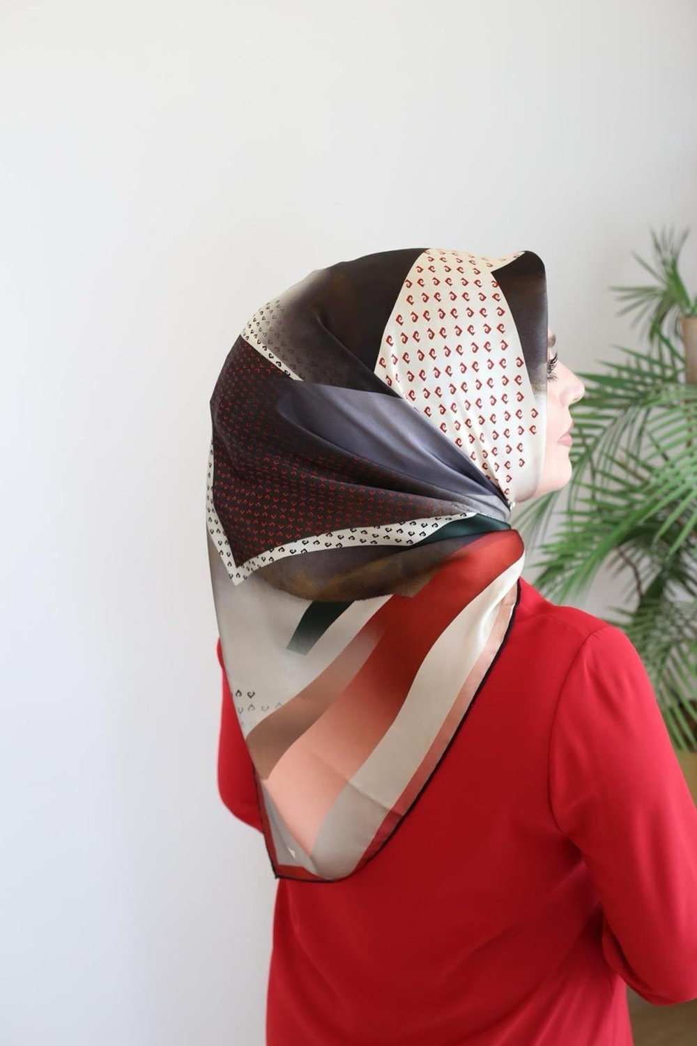 9047230/311 KOD GEOMETRİK DESENLİ PİERRE CARDİN SAF İPEK EŞARP STD