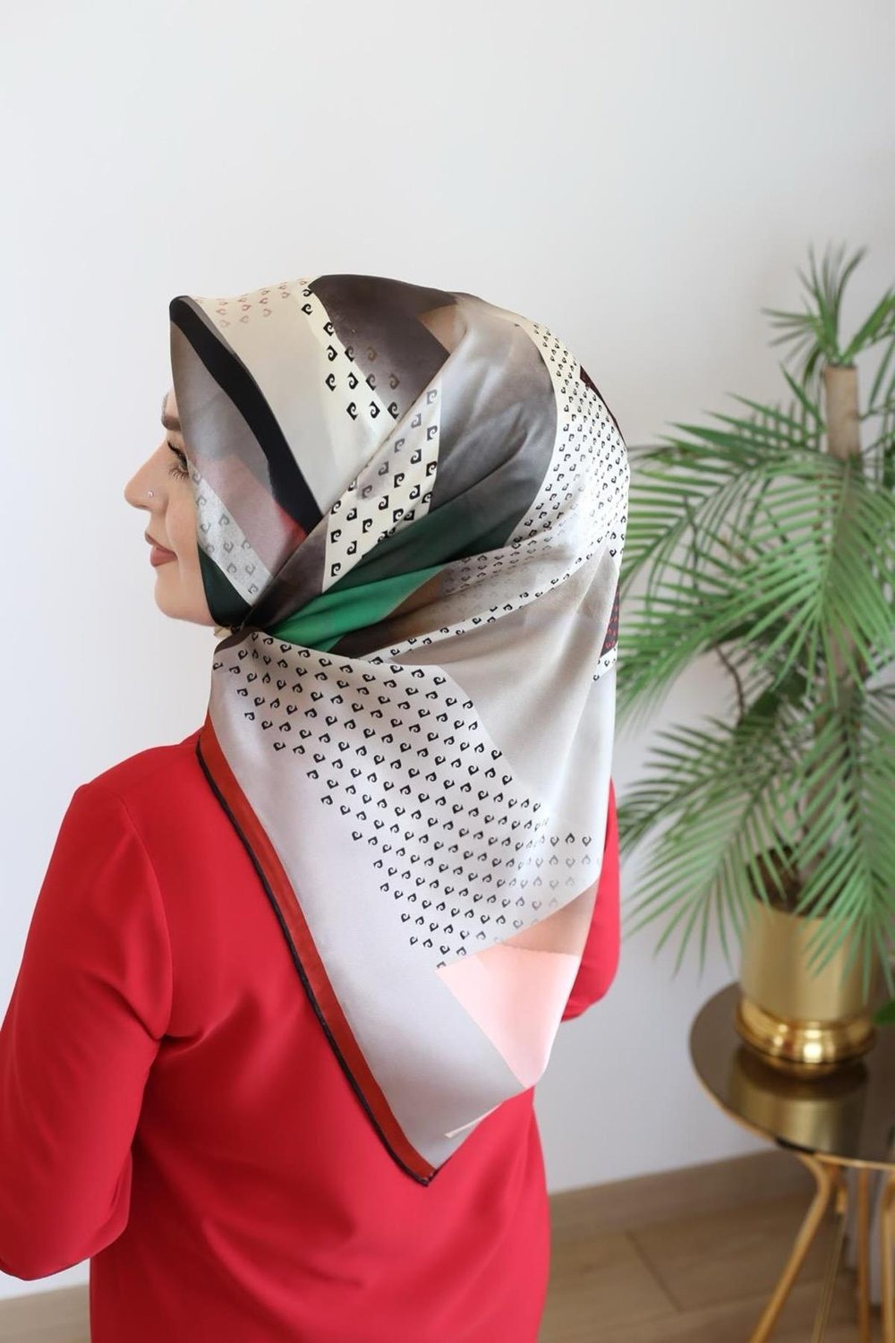 9047230/311 KOD GEOMETRİK DESENLİ PİERRE CARDİN SAF İPEK EŞARP STD