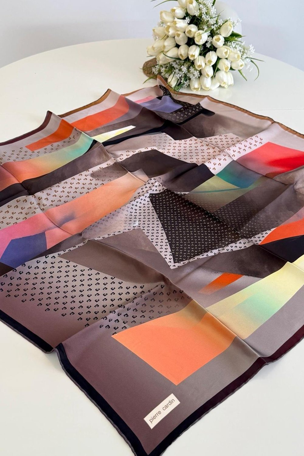 9047230/331 KOD GEOMETRİK DESENLİ PİERRE CARDİN SAF İPEK EŞARP STD