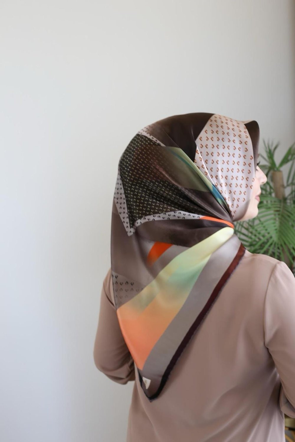 9047230/331 KOD GEOMETRİK DESENLİ PİERRE CARDİN SAF İPEK EŞARP STD