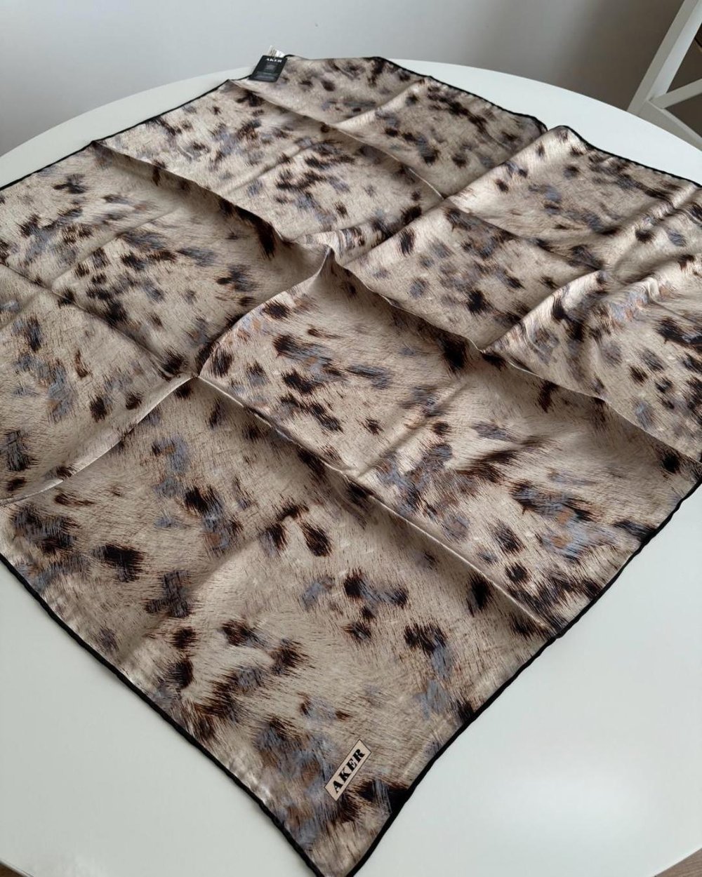 9051701/313 KOD AKER RENKLİ SAF İPEK EŞARP SİYAH