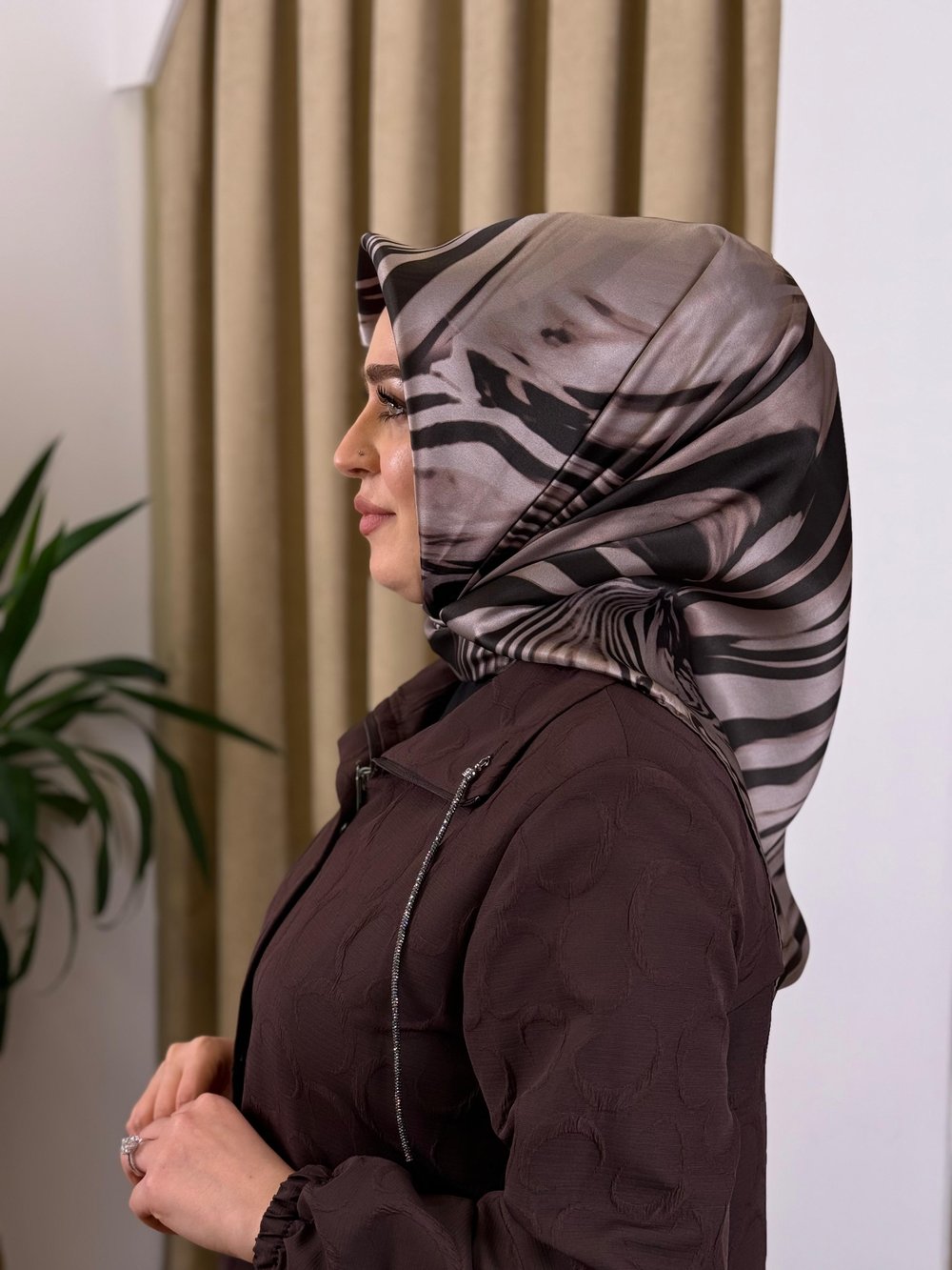 9071701/332 KOD RENKLİ AKER SAF İPEK EŞARP SİYAH