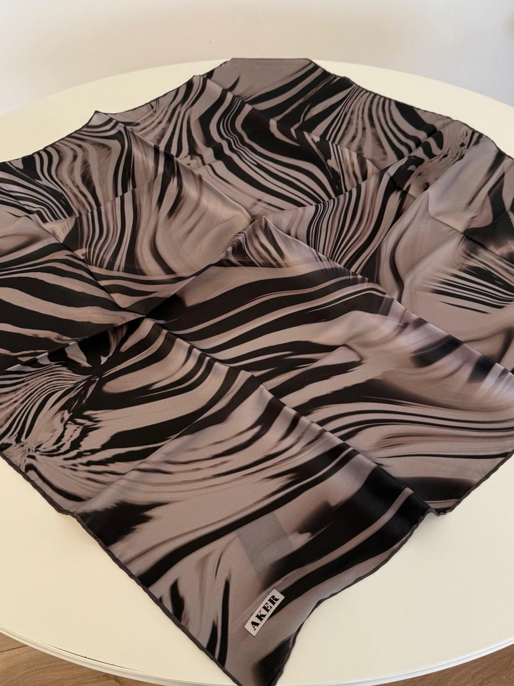 9071701/332 KOD RENKLİ AKER SAF İPEK EŞARP SİYAH