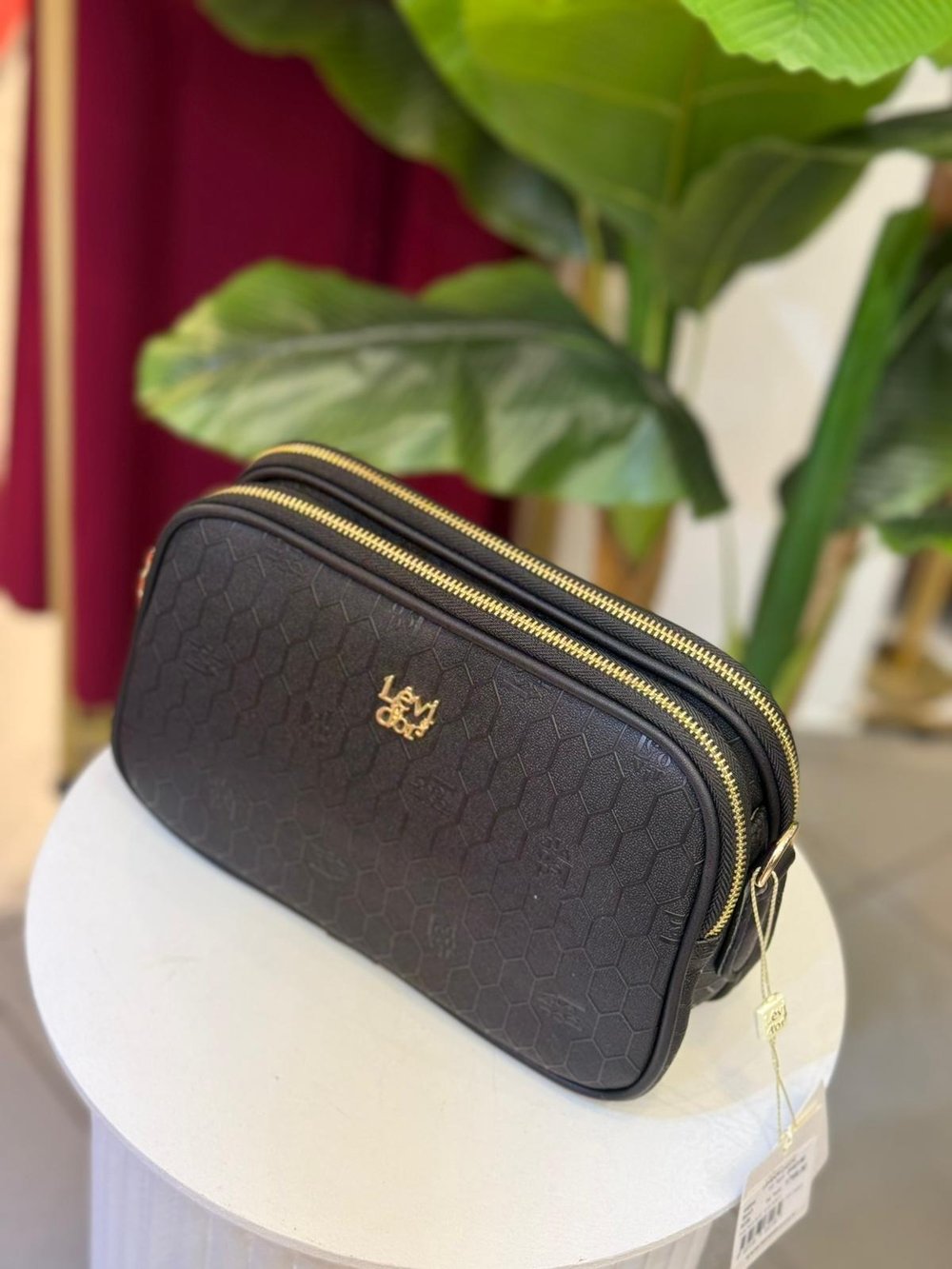 LEVİDOR ÇİFT FERMUARLI PETEK BASKILI OMUZ ÇANTASI 930044 SİYAH