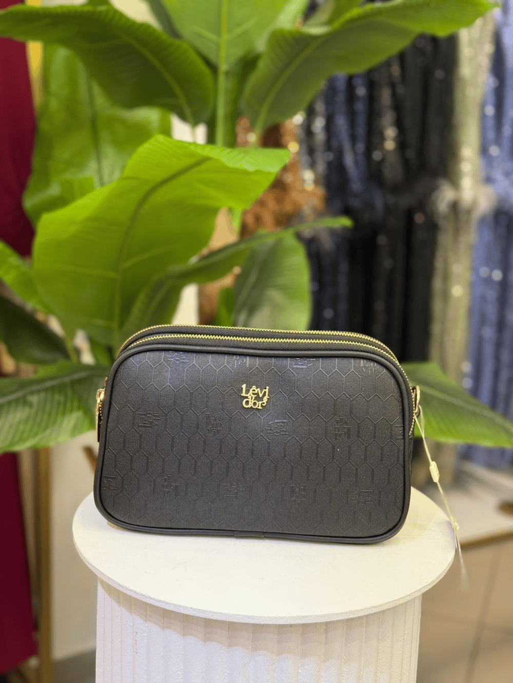 LEVİDOR ÇİFT FERMUARLI PETEK BASKILI OMUZ ÇANTASI 930044 SİYAH