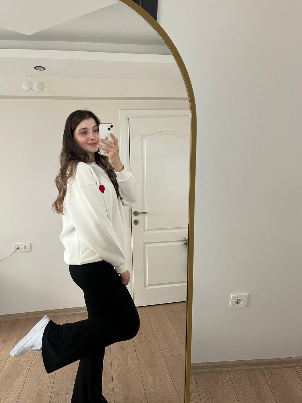 Beyaz Kalp Detaylı Sweatshirt
