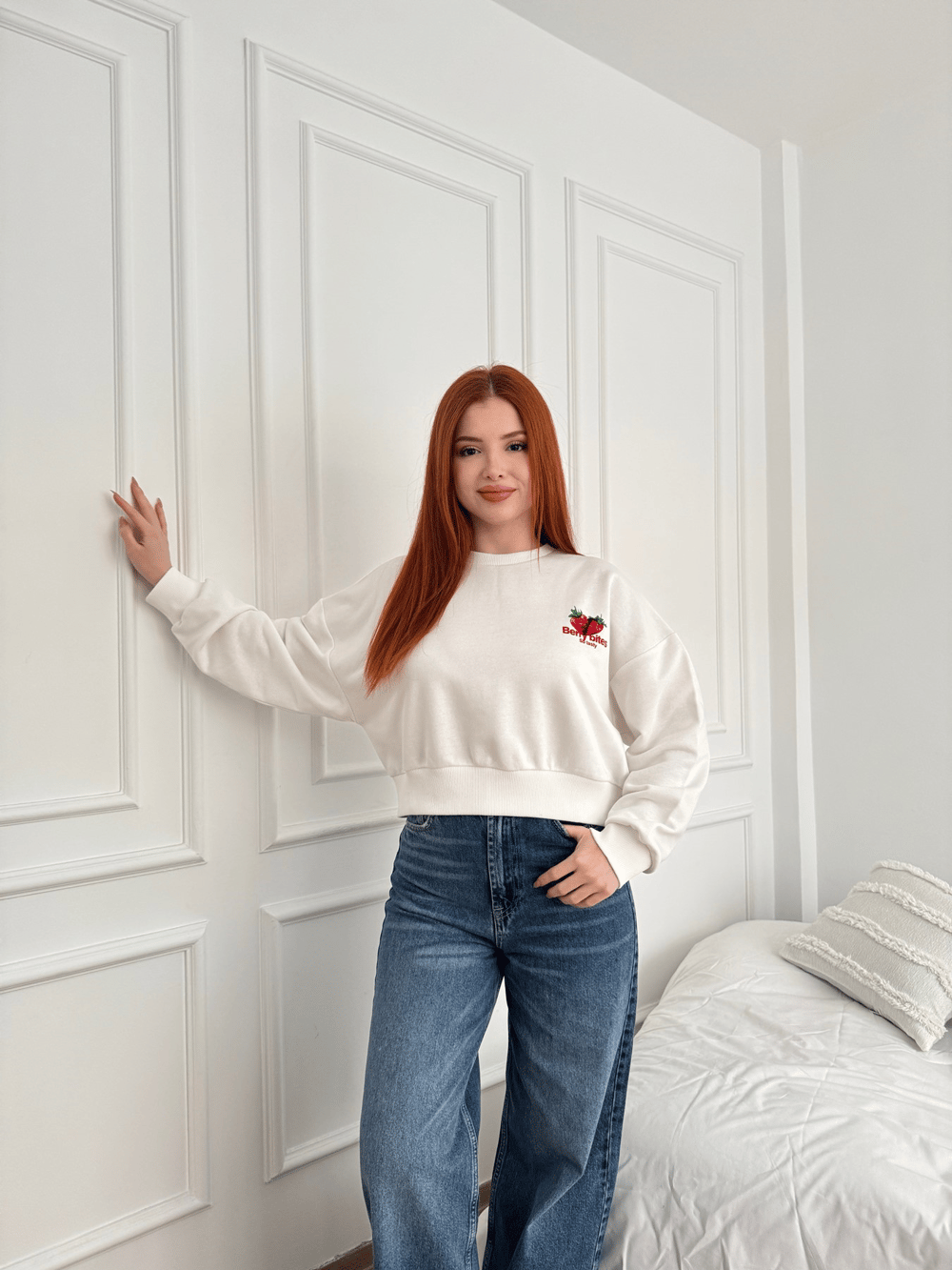 Çilek Baskılı Crop Sweatshirt Ekru