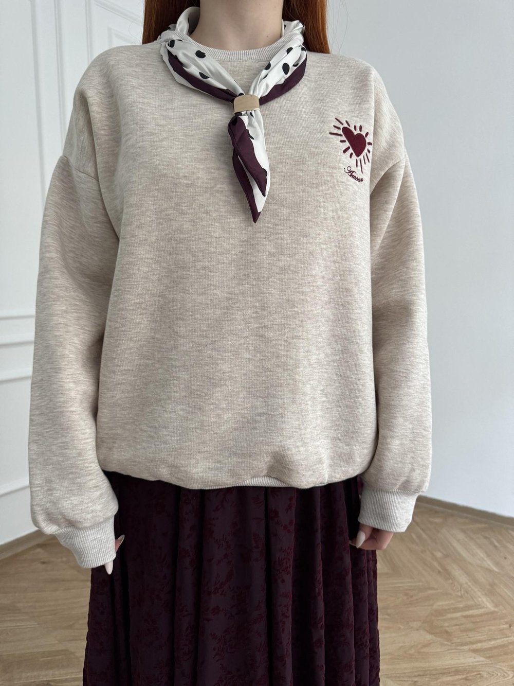 Kalp Nakış Fularlı Sweatshirt Bej