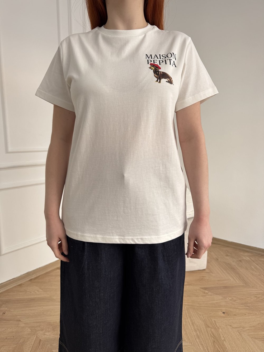 Kırmızı Şapkalı Köpek Baskılı Tshirt Ekru
