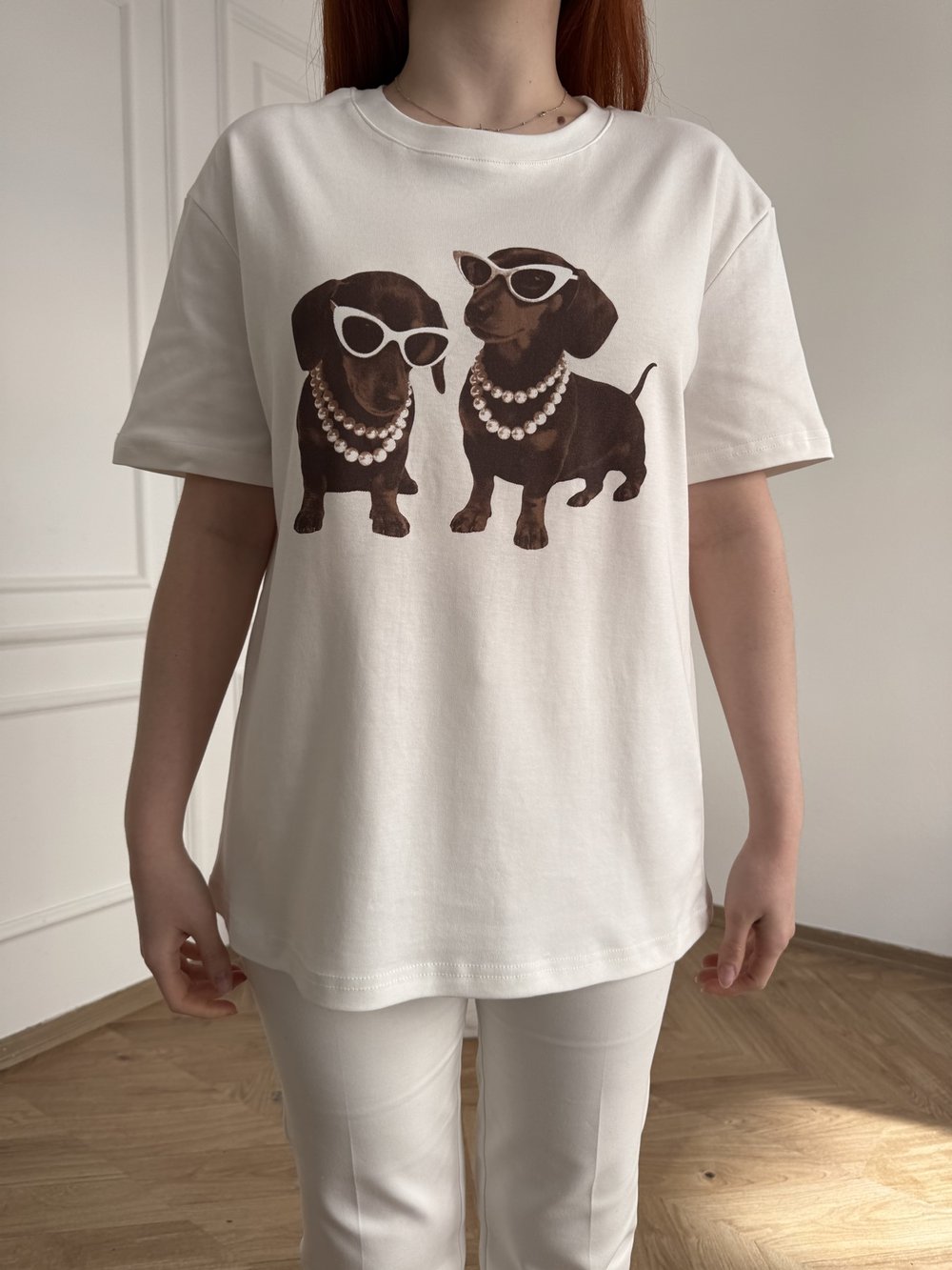 Kolyeli Köpek Baskılı Tshirt Ekru