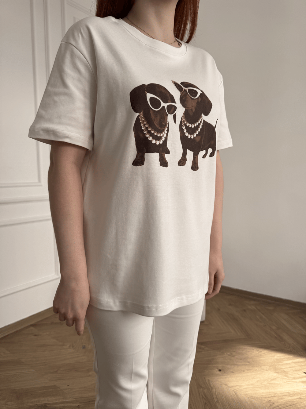 Kolyeli Köpek Baskılı Tshirt Ekru