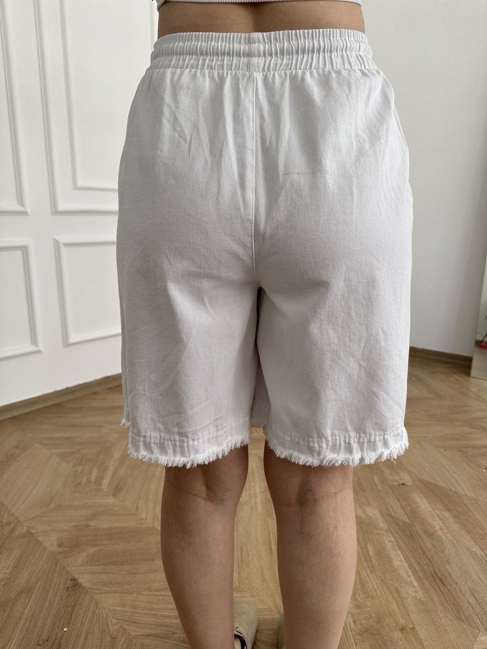 Paçası Püsküllü Orta Boy Şort Beyaz