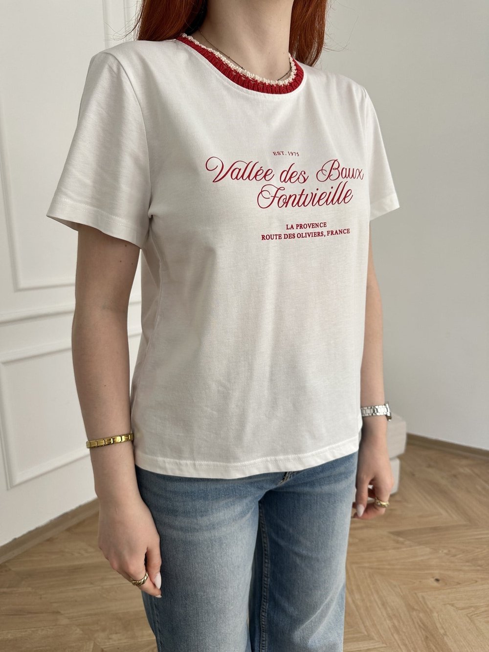 Yakası Örgü Detay Baskılı Tişört Ekru-kırmızı