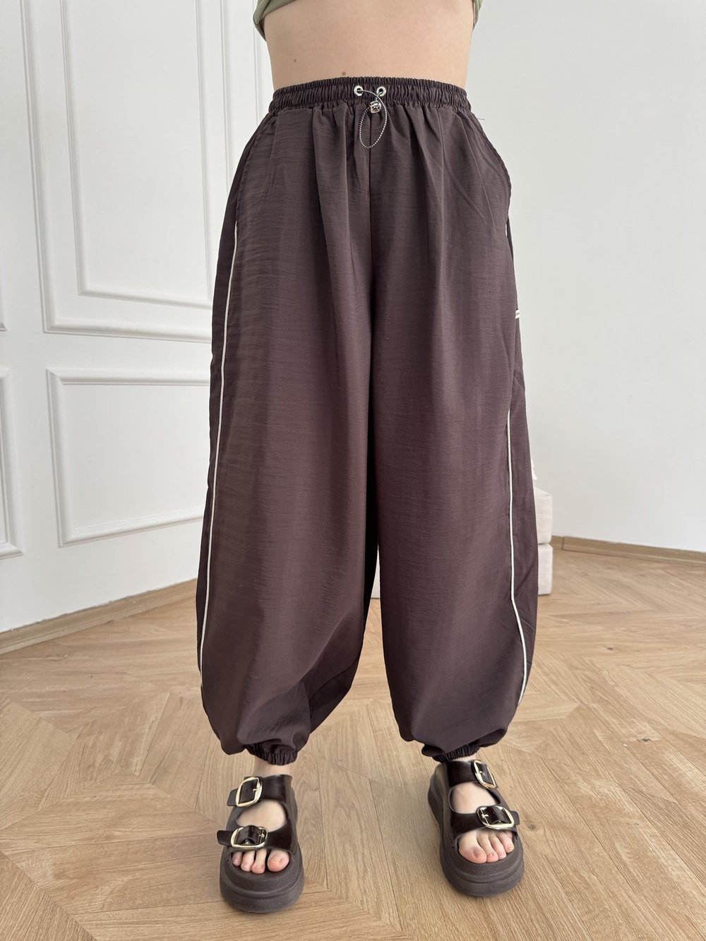 Yanı Şeritli Paraşüt Pantolon Kahve