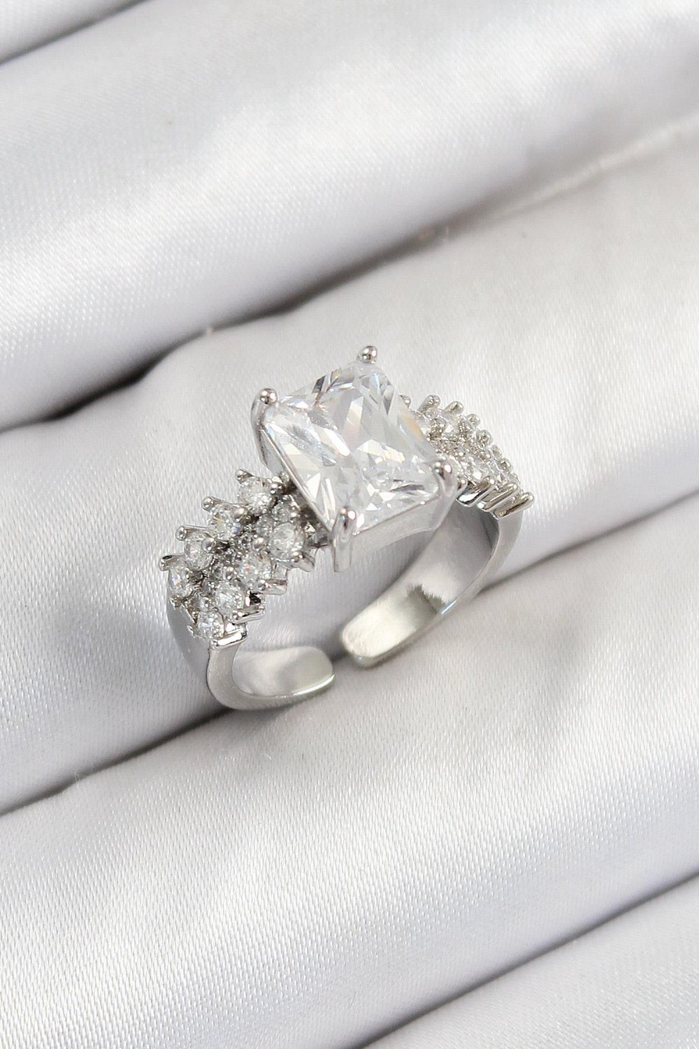 Pirinç  Büyük Zirkon Taşlı Model Gümüş Renk Kadın Yüzük