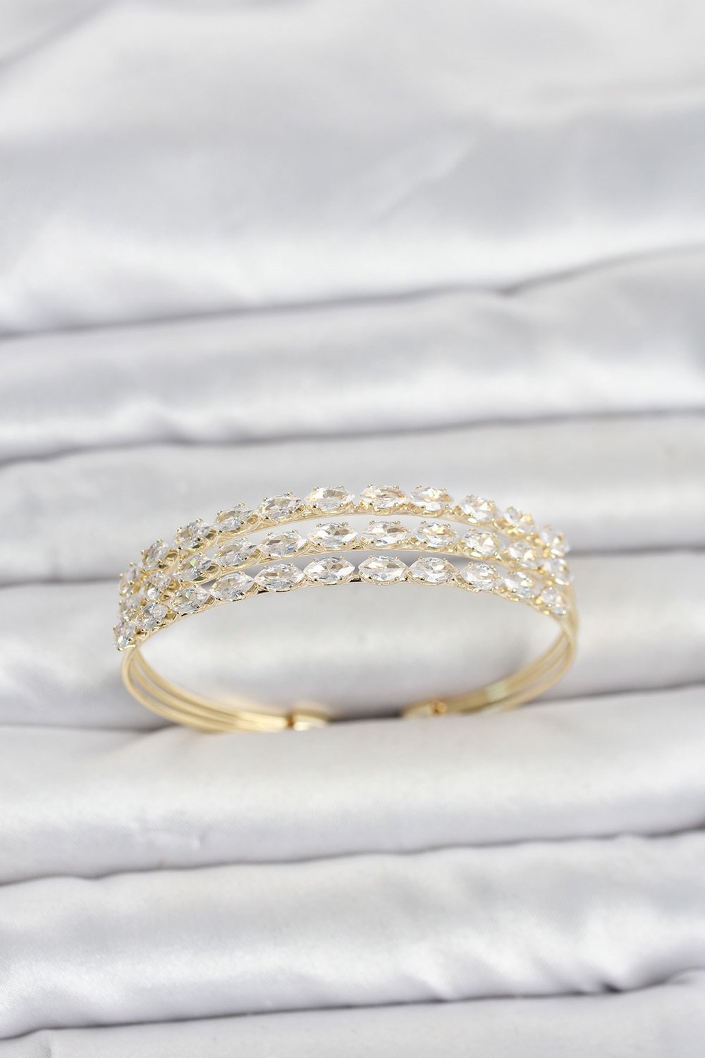 Pirinç Gold Renk Arpa Kesim Zirkon Taşlı Sıralı Model Kadın Bileklik