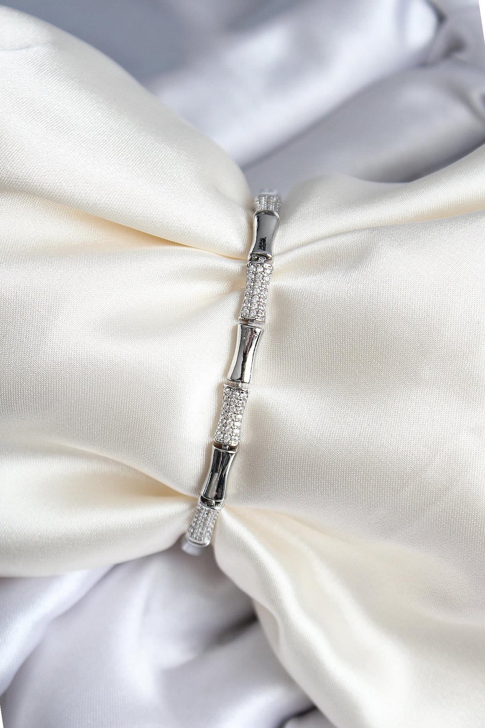 Pirinç Kemik Model Zirkon Taşlı Gümüş Renk Kadın Bileklik