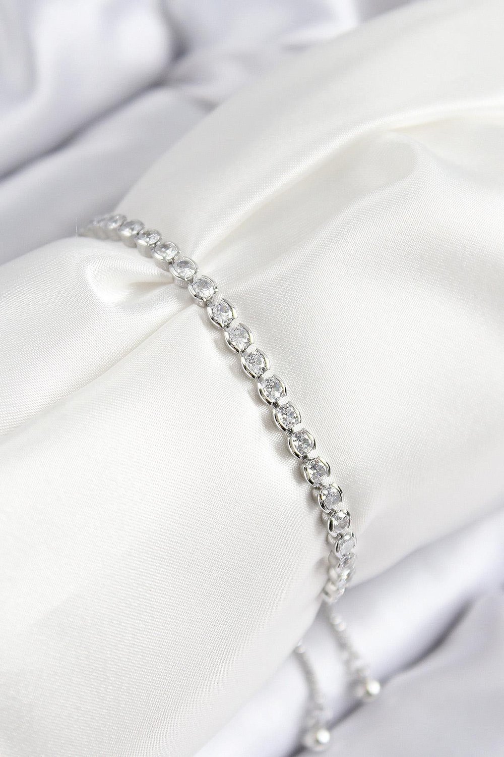 Pirinç Zirkon Taşlı Sıralı Model Gümüş Renk Asansörlü Kadın Bileklik