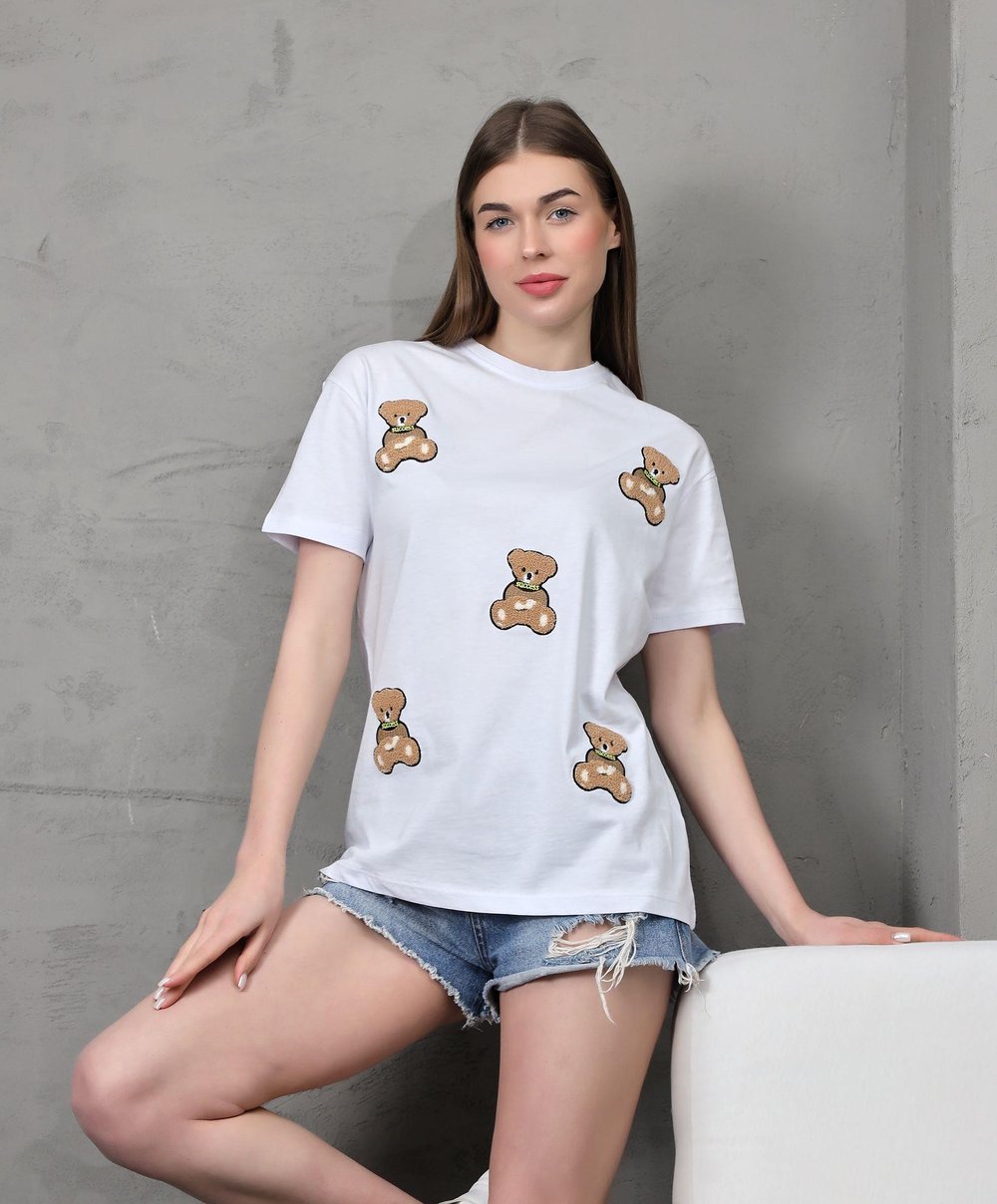Genç Kadın Ayıcık Süzene Nakışlı T-shirt