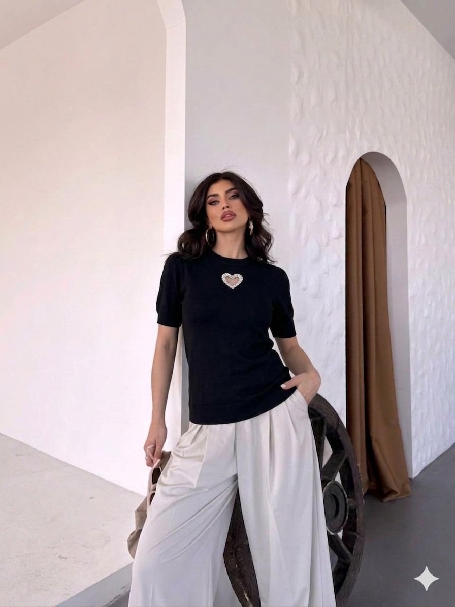 Kadın Bisiklet Yaka  Kısa Kollu Taşlı Kalp İşlemeli Triko T-Shirt 4295
