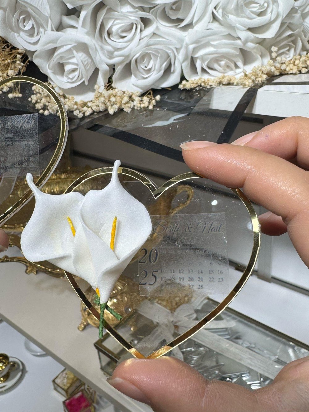 KALP PLEKSİ ÜZERİNE GALA ÇİÇEĞİ SÜSLEME