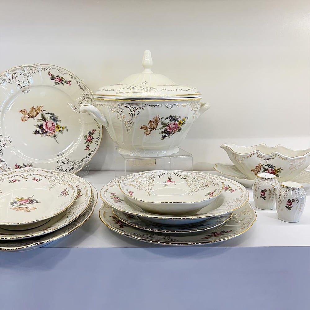 Bernadotte Czech Republic Petaline 77 Piece Dinner Set Gold