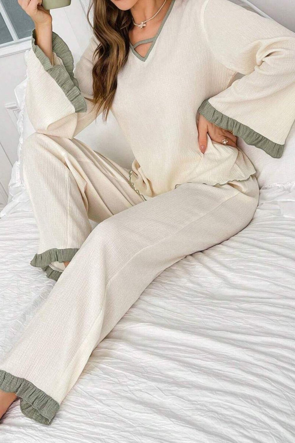 Bella Notte Ekru V Yaka Yeşil Fırfır Detaylı  Pijama Takımo 77170