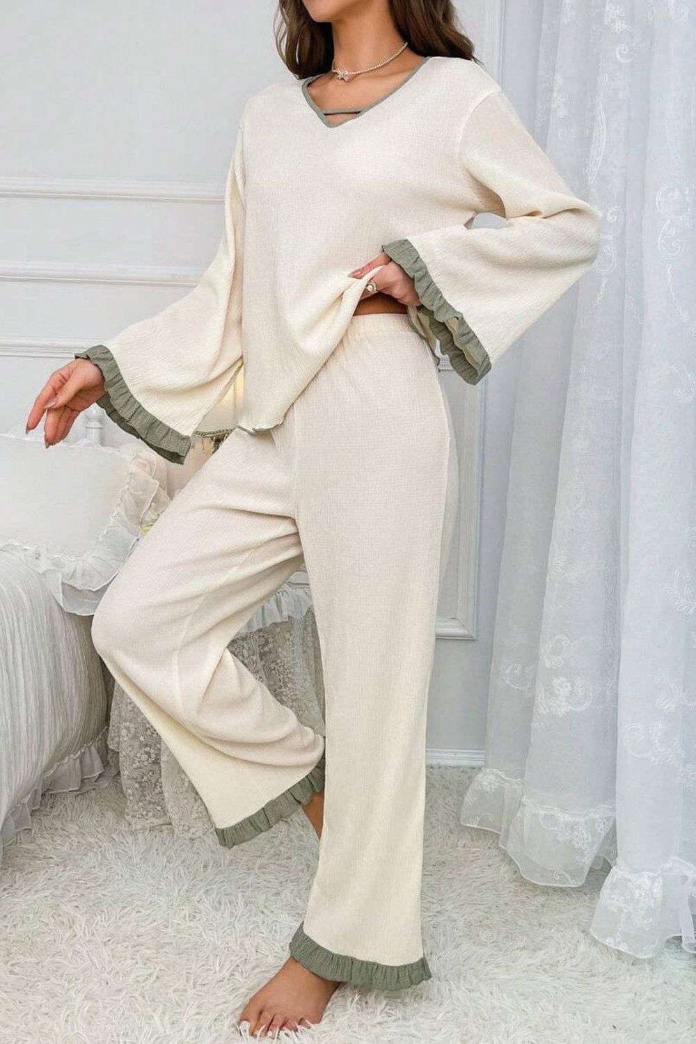 Bella Notte Ekru V Yaka Yeşil Fırfır Detaylı  Pijama Takımo 77170