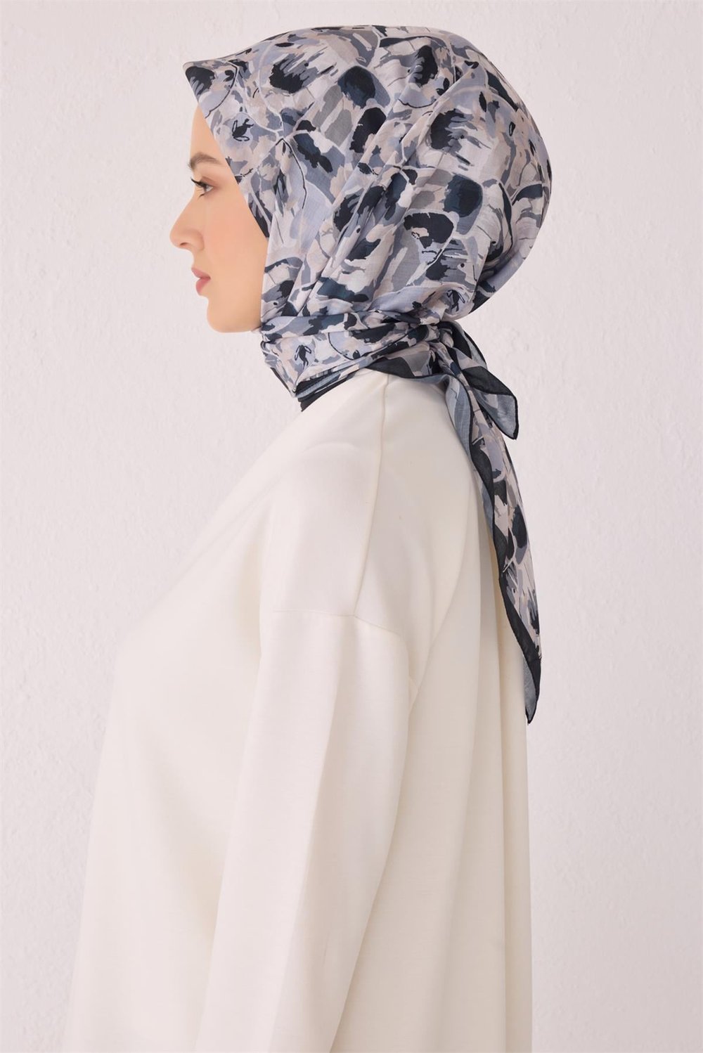 Belli Fresh Çiçek Desen Siyah Tela Eşarp 1021 - 02