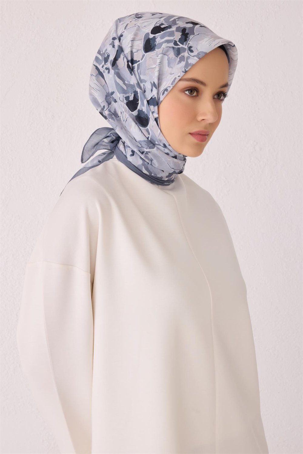 Belli Fresh Çiçek Desen Gri Tela Eşarp 1021 - 09