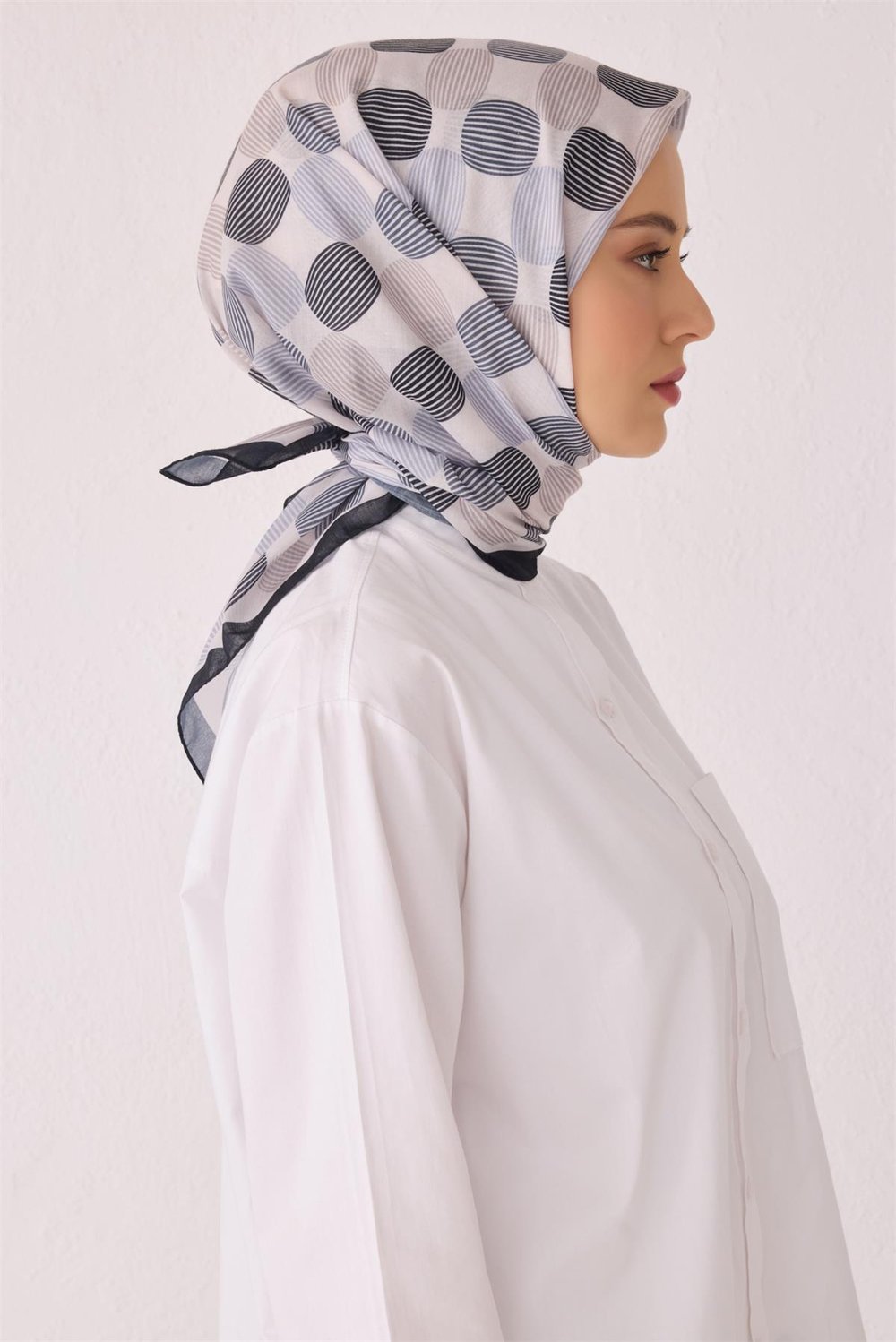 BELLİ GEOMETRİK DESEN TELA SİYAH BEYAZ EŞARP 1022