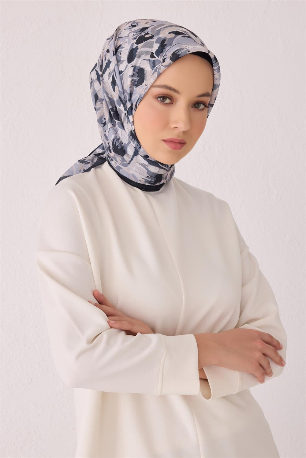 Belli Fresh Çiçek Desen Siyah Tela Eşarp 1021 - 02