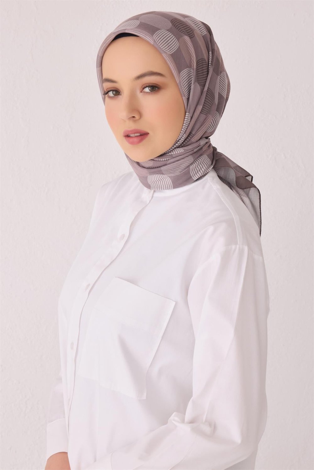 BELLİ GEOMETRİK DESEN TELA GÜL KURUSU EŞARP 1022