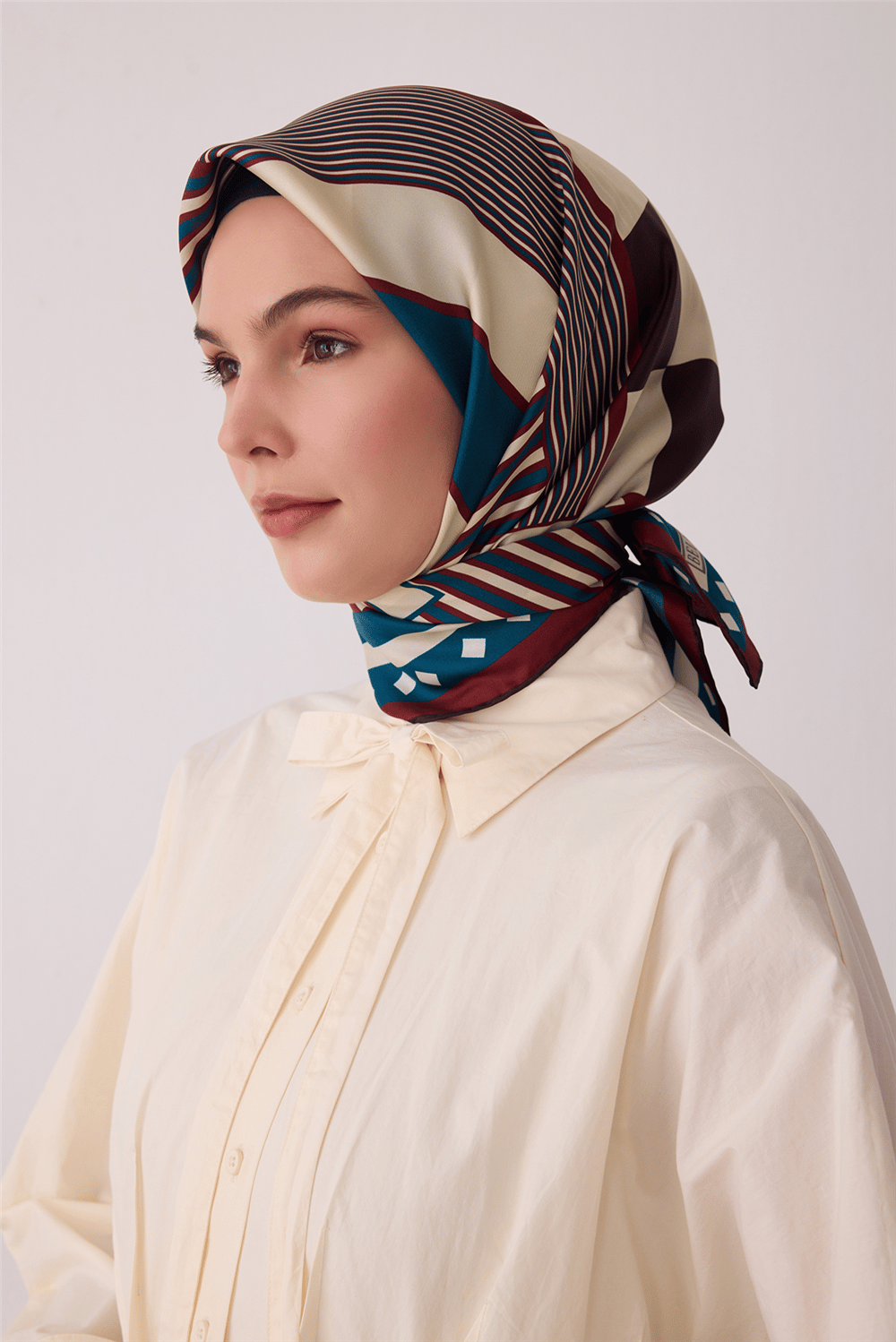 Kahverengi Geometrik Desen %100 Twill İpek Eşarp 4401-03