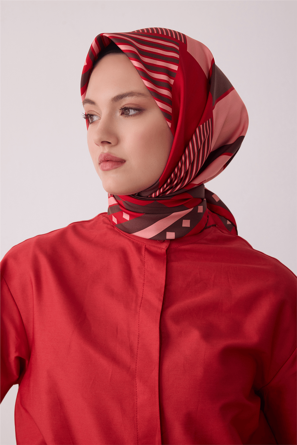 Kırmızı Geometrik Desen %100 Twill İpek Eşarp 4401-35
