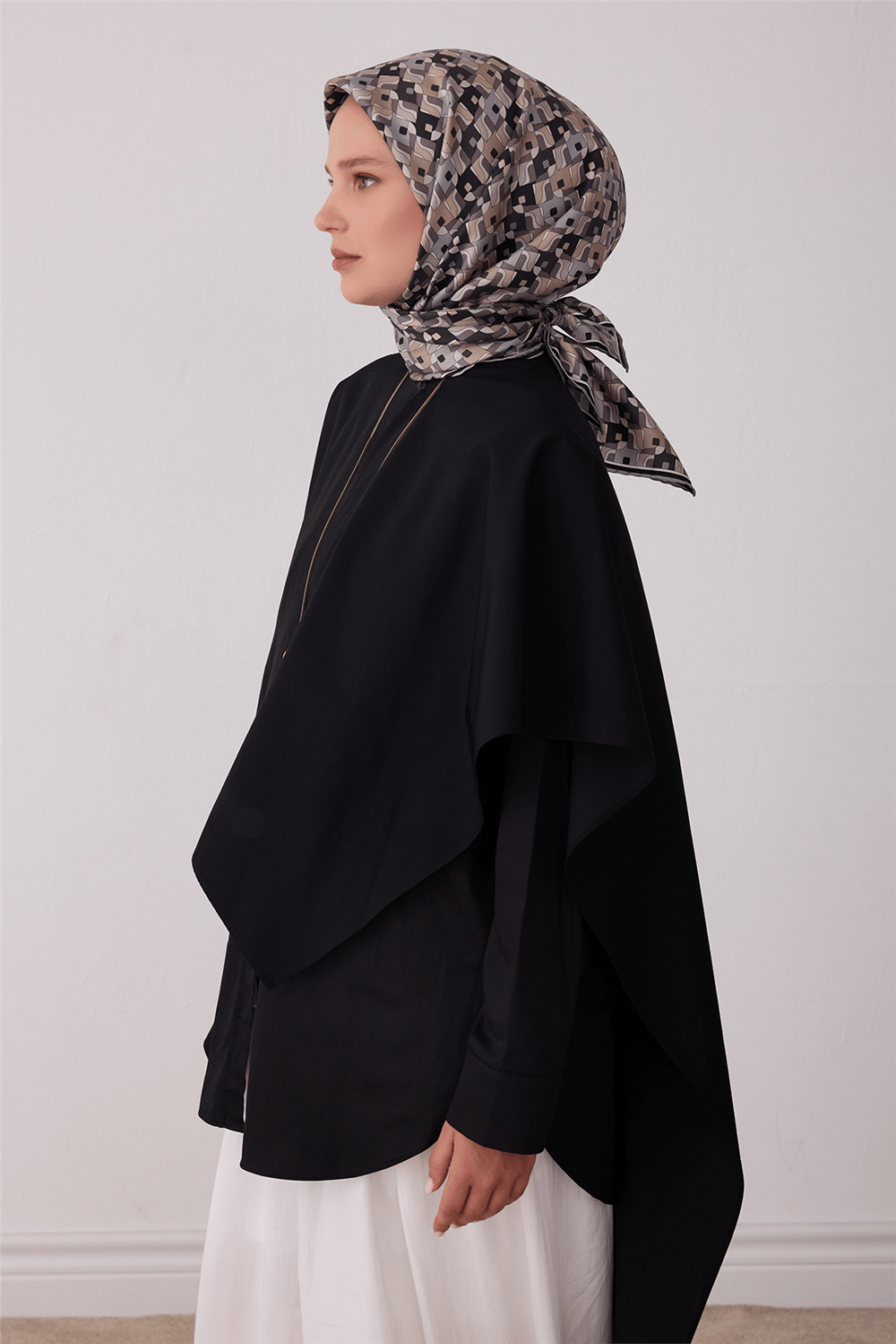 Siyah Geometrik Desen %100 Twill İpek Eşarp 4402-32