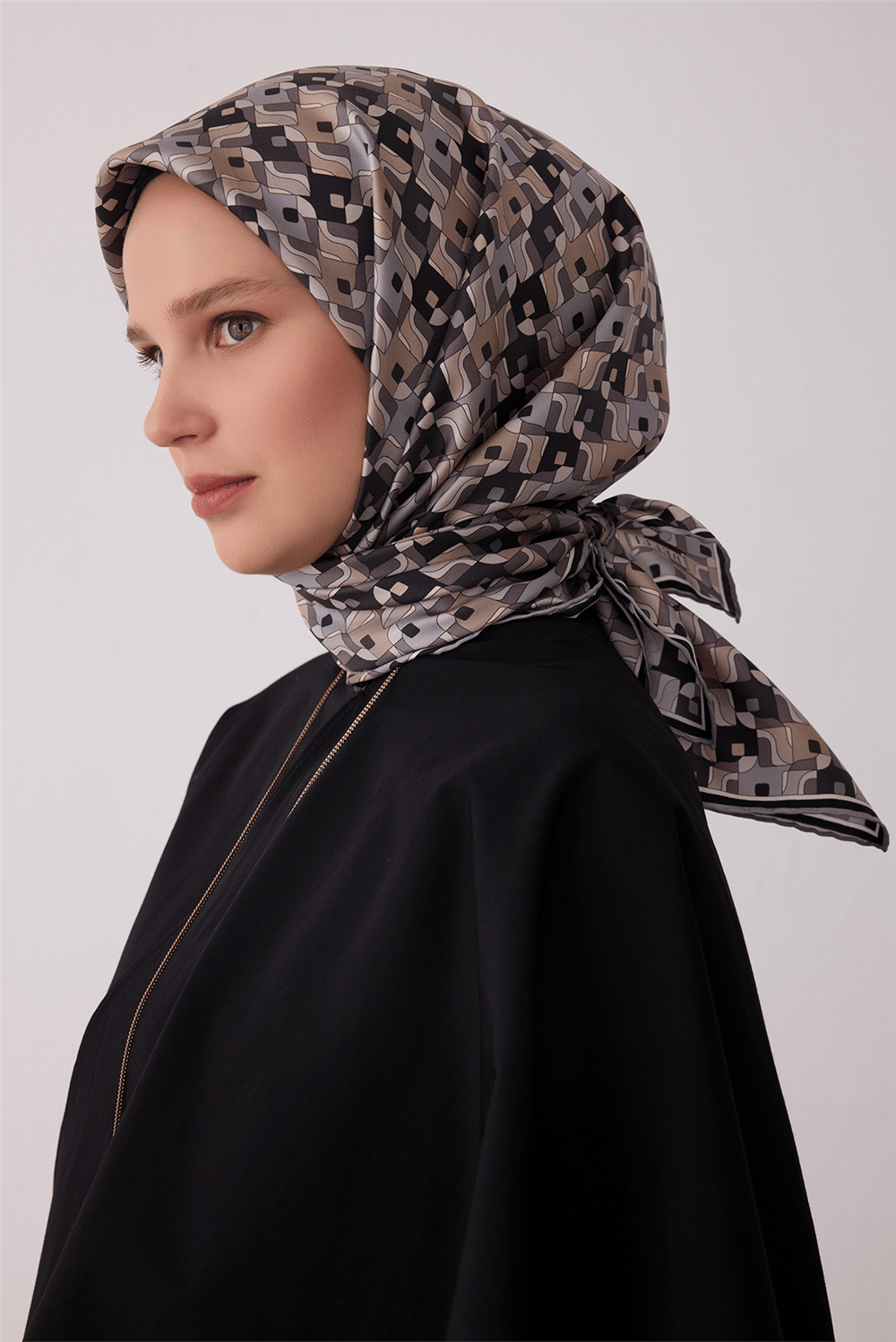 Siyah Geometrik Desen %100 Twill İpek Eşarp 4402-32